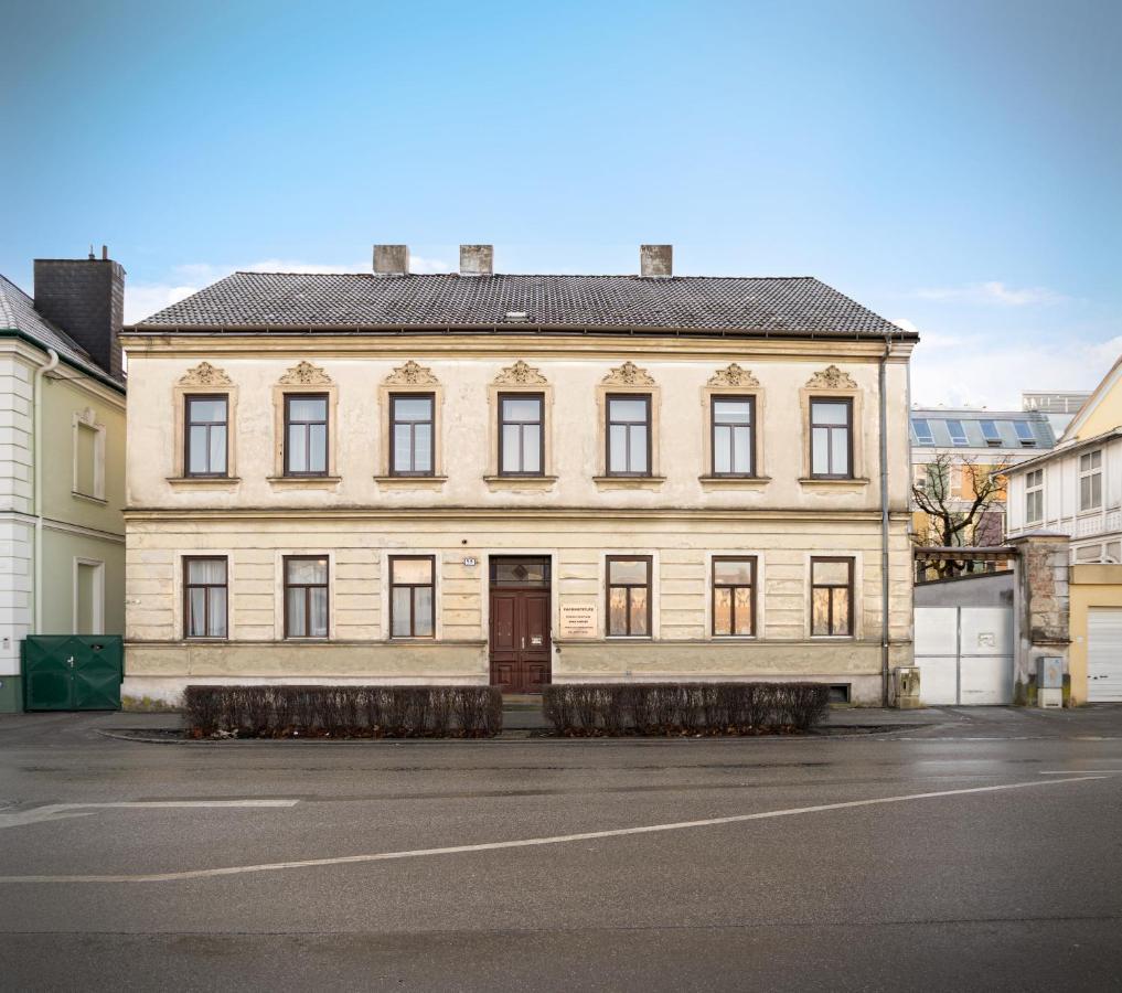 City Appartement Wagram Am Hauptbahnhof Sankt Poelten Exterior photo